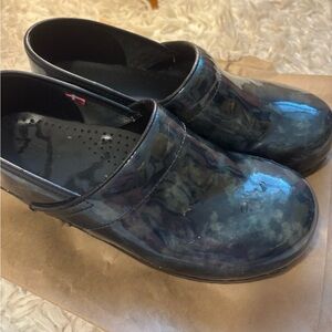 Sanita Cloudy Blue Shiny Patent Clogs